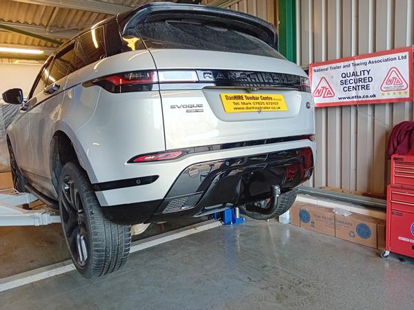 RANGE-ROVER-with-Detachable-TOW-TRUST-Towbar